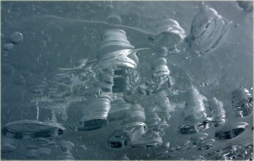 糠平で気泡の造形を下から 今朝見られたのはダイアモンドダスト
