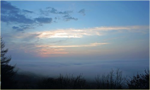 　十勝が丘展望台からの雲海とピンクの太陽