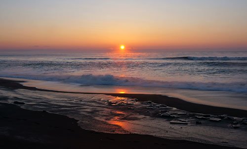 　イカ釣り漁船も出られなかった海