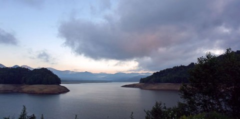 糠平湖の朝焼け