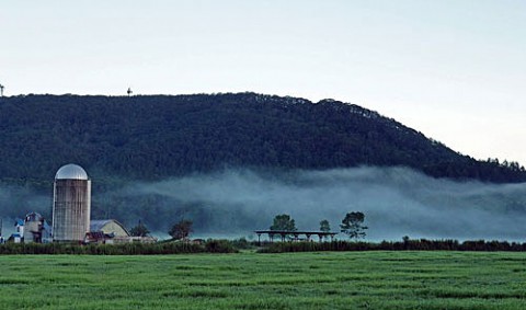 忠類村のサイロのある風景