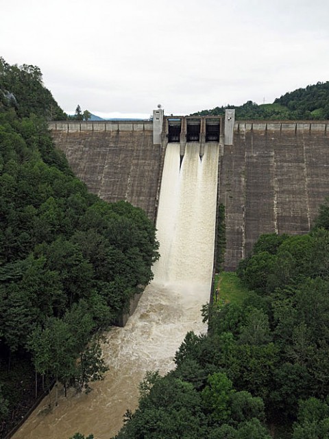 放水中の糠平ダム