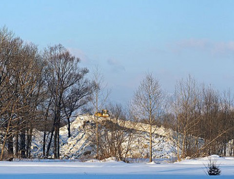 雪捨て場は大きな山に・・