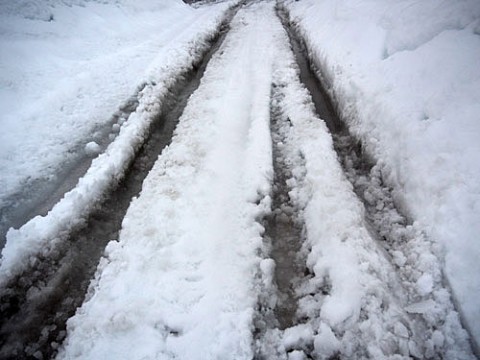 道路はグチャグチャ見られた雨氷