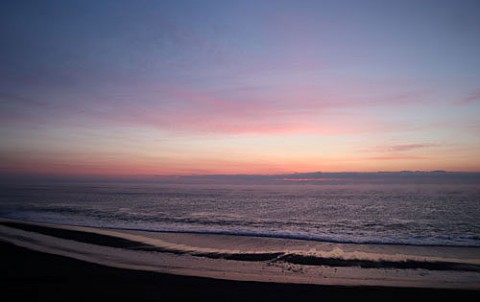 湧洞の海で日の出