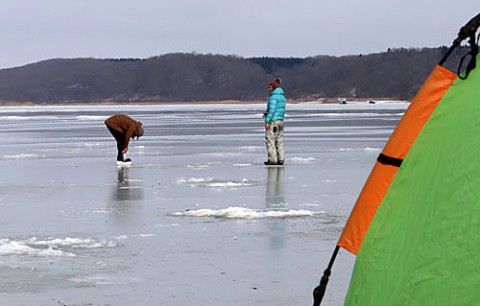 スケートリンク状態の湧洞でワカサギ釣り