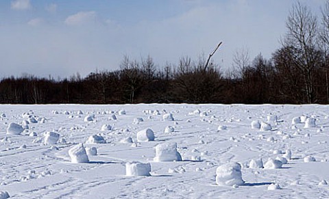 強風で出来る『雪まくり』