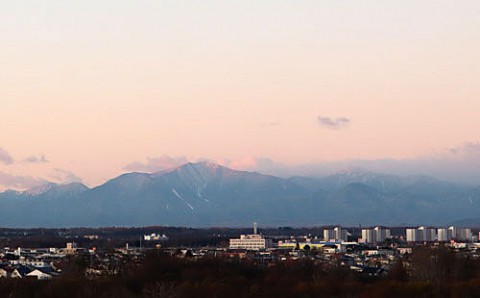 山は白く水溜まりが凍った朝