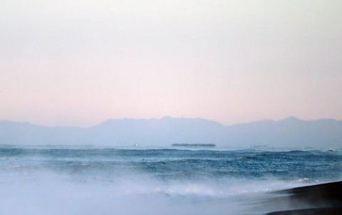 夜明けの海の蜃気楼