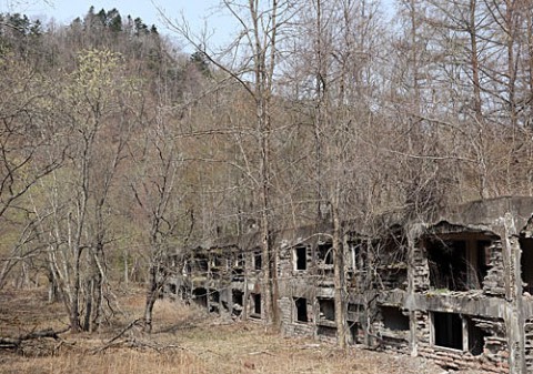 浦幌町の廃屋と緑の池