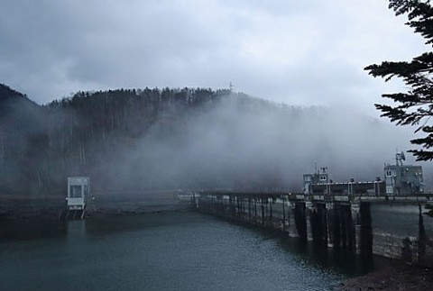 霧の糠平ダム