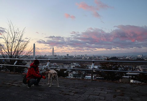 展望台で朝焼けを背景に・・