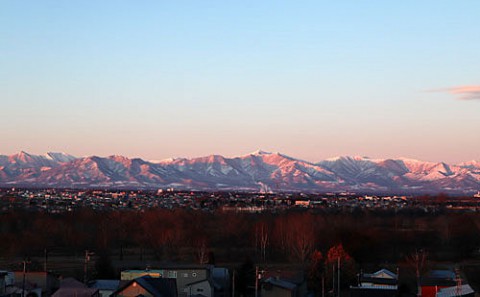 展望台から朝日に染まる山