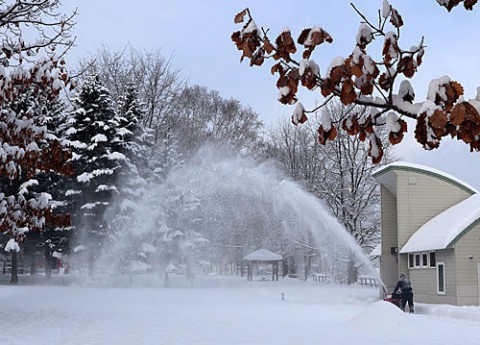 雪の朝の除雪風景