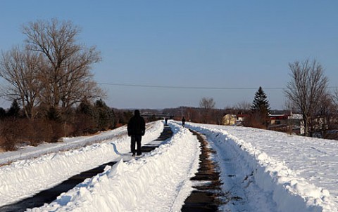 きれいに除雪された堤防遊歩道