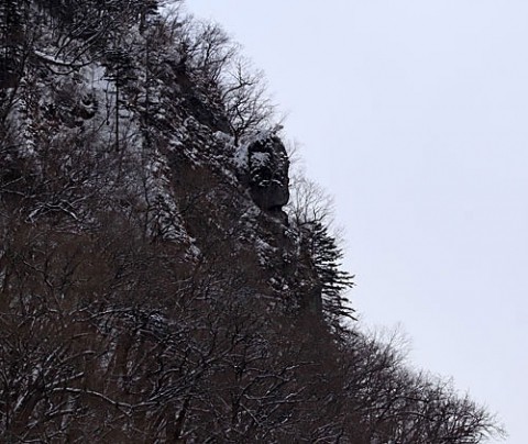 山の上にある大きな岩