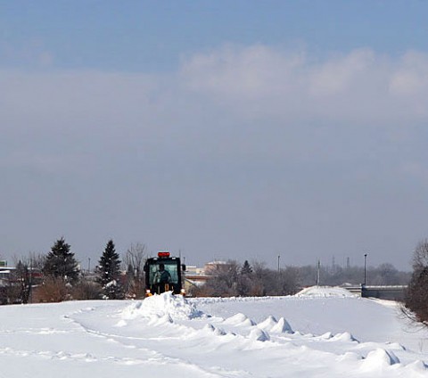 ボランティアで除雪される遊歩道