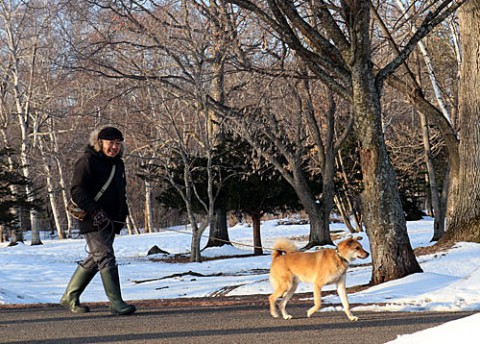 緑ヶ丘公園で散歩わんちゃん