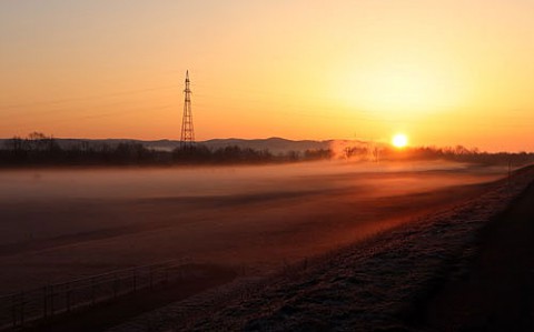 朝日に染まる朝霧