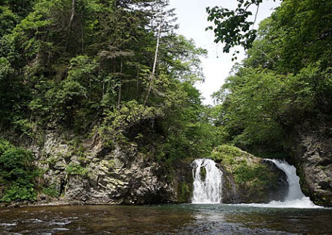 芽登の巨岩の滝