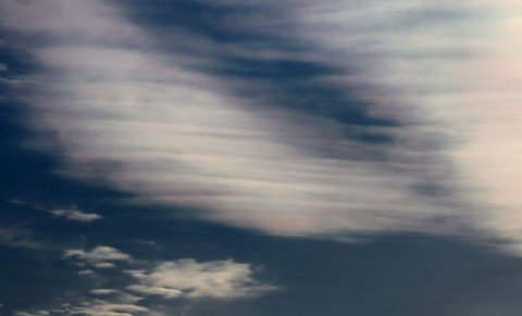 空気が済んでいる所で見られる彩雲