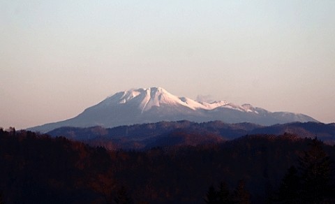 山から見えた真っ白い山