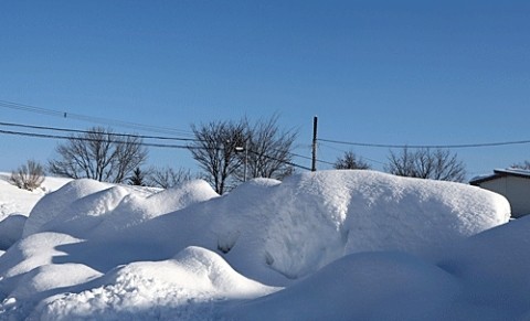 雪山が高く安全確認が大変な交差点