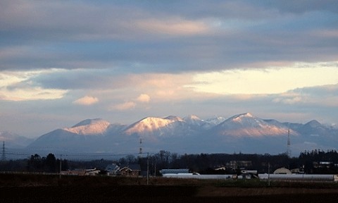 日の出時の大雪山系の山
