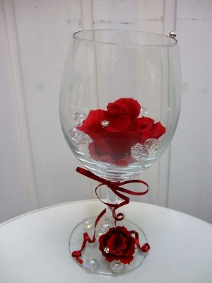 グラスに入った赤い薔薇