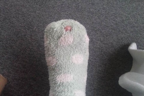 靴下に穴を開けたのは。