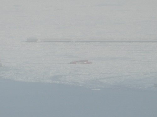 ２月２０日　紋別市　スカイタワーからみた流氷とガリンコ号