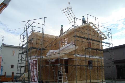 ツーバイフォーパネルの建て方現場