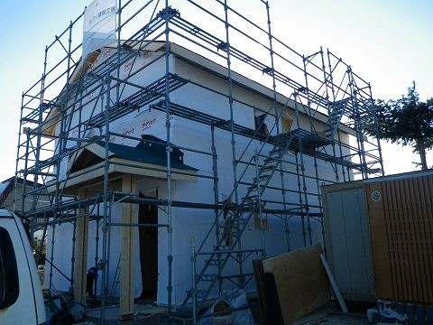 2階建てのコンパクトハウスが建ち上がりました。