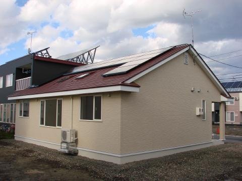　芽室町で太陽光搭載のコンパクトハウス、完成公開