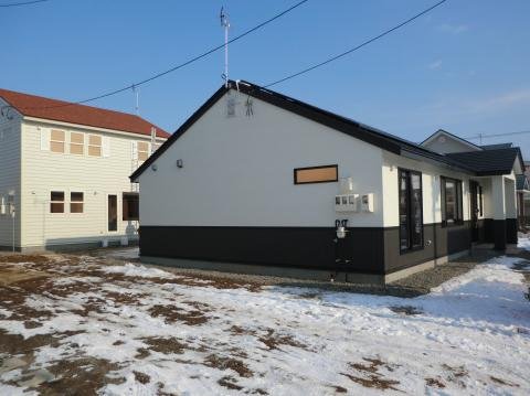 　まもなく2棟同時完成の平屋と2階建てのコンパクトハウス