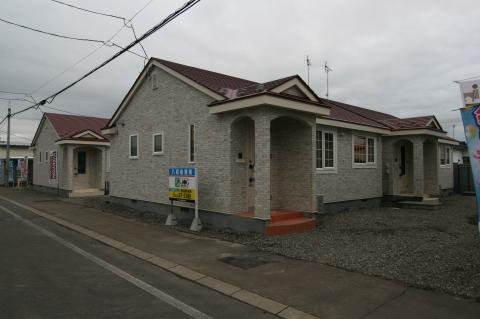 32坪2階建てのコンパクトハウスと約19坪のコンパクト賃貸4棟が完成
