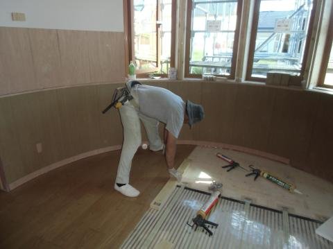 あい建太、曲面のある住宅の施工中