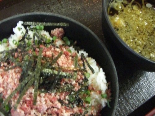 牛トロ丼 思った以上に 人気です!!