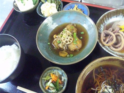 蕎麦屋の夜定食　れんこん餅　が旨い！！