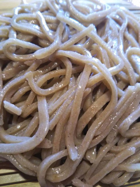 蕎麦粉と水だけで打つ 十割蕎麦が人気です