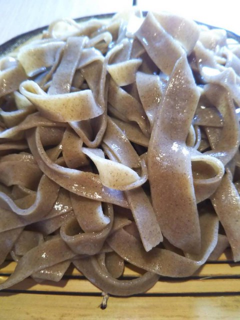 新感覚のお蕎麦　平打ちが人気です