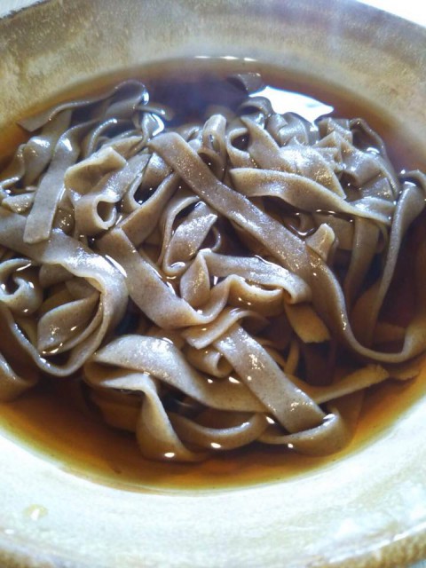 カレー南蛮には　田舎蕎麦の平打ちが　ベストマッチ