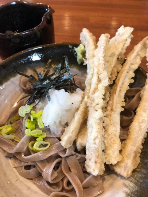 秋晴れ 芽室町小山さんの ごぼうを揚げたおろし蕎麦が 人気です