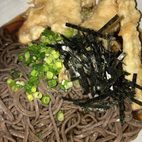 【2020もラスト5日】美味い　赤鶏　×　黒っぽい　田舎蕎麦が人気