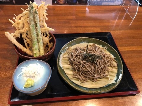 【クラフト蕎麦十種】爽快な青空 ランチタイム限定の『つけ天』が人気