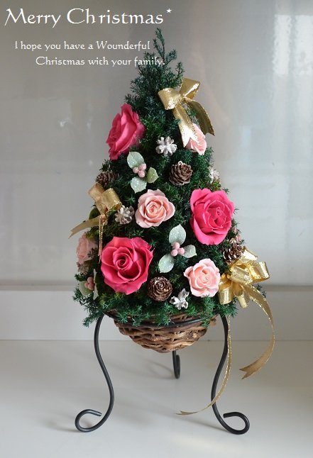 薔薇いっぱいの華やかなアイアンスタンドクリスマスツリー
