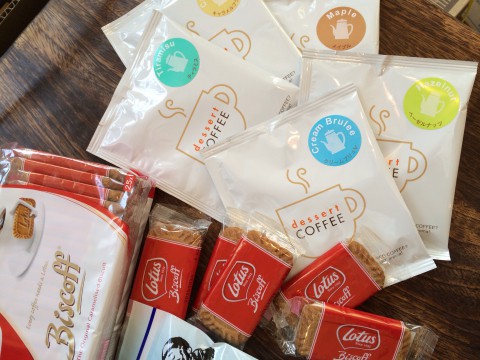 デザートコーヒーとカラメルビスケット。