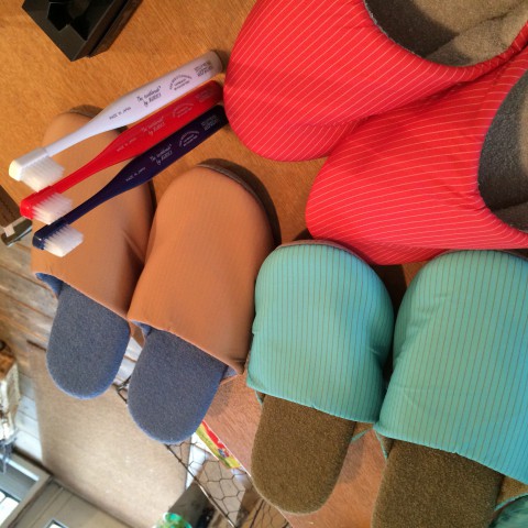 トラベルスリッパと立つ歯ブラシ。