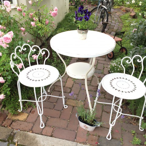 ガーデンテーブルとチェアー