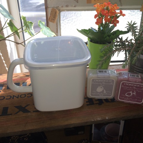 琺瑯持ち手付ストッカーと。